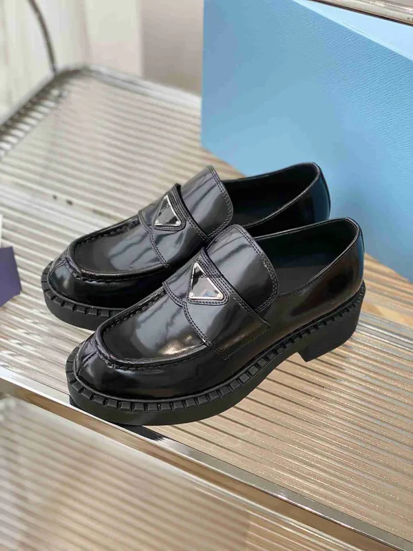 2024 Comfort Monolith Mocasines de cuero cepillado Zapatos Sliper en mujeres Oxford Chunky Rubber Luxury Fashion Lug Sole Platfr