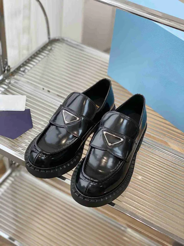 2024 Comfort Monolith Mocasines de cuero cepillado Zapatos Sliper en mujeres Oxford Chunky Rubber Luxury Fashion Lug Sole Platfr