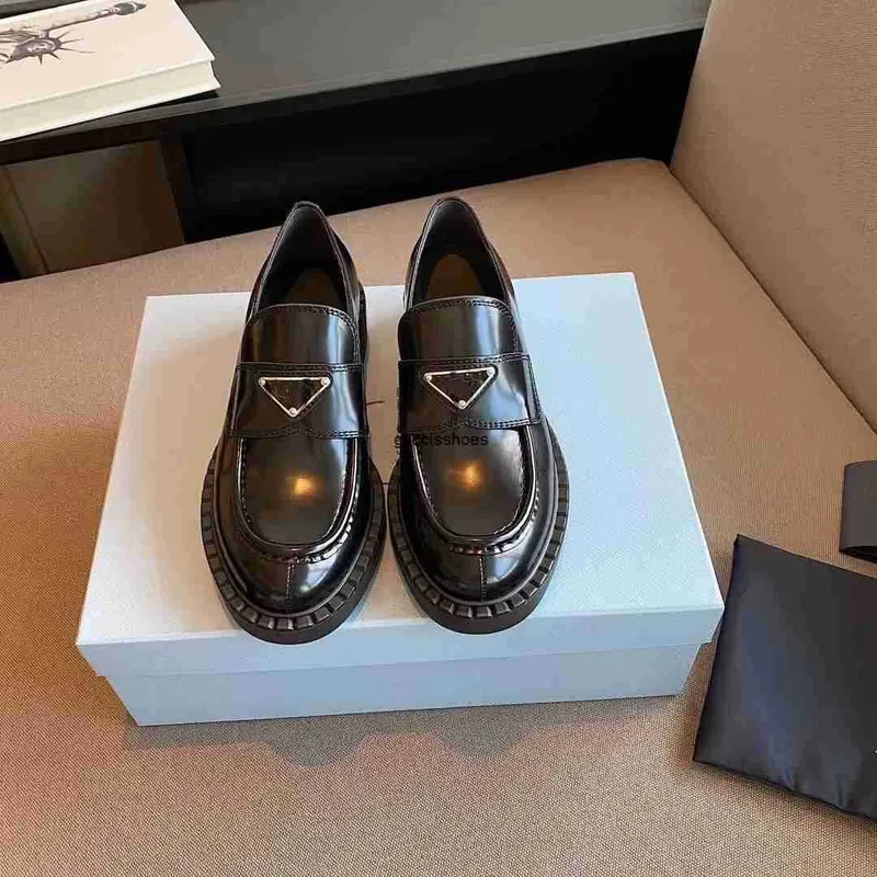 2024 Comfort Monolith Mocasines de cuero cepillado Zapatos Sliper en mujeres Oxford Chunky Rubber Luxury Fashion Lug Sole Platfr