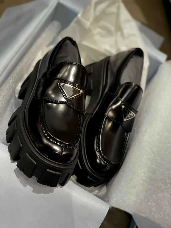2024 Comfort Monolith Mocasines de cuero cepillado Zapatos Sliper en mujeres Oxford Chunky Rubber Luxury Fashion Lug Sole Platfr