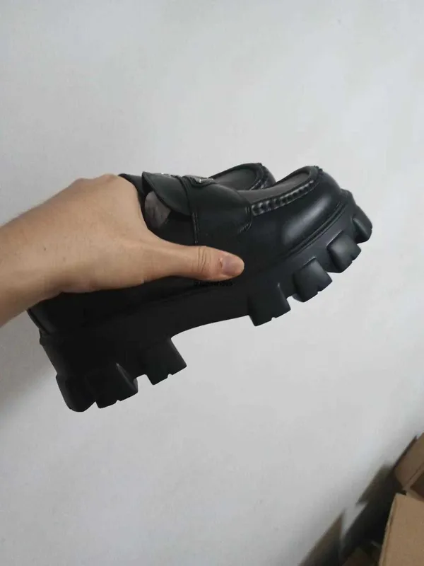 2024 Comfort Monolith Mocasines de cuero cepillado Zapatos Sliper en mujeres Oxford Chunky Rubber Luxury Fashion Lug Sole Platfr