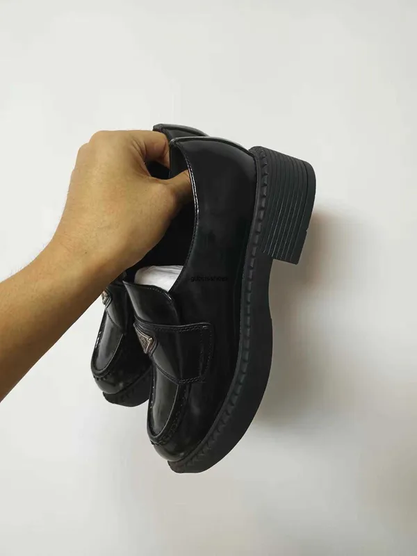 2024 Comfort Monolith Mocasines de cuero cepillado Zapatos Sliper en mujeres Oxford Chunky Rubber Luxury Fashion Lug Sole Platfr