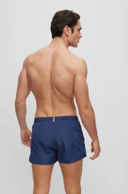Bañador tipo shorts en tejido de secado rápido con logo en contorno