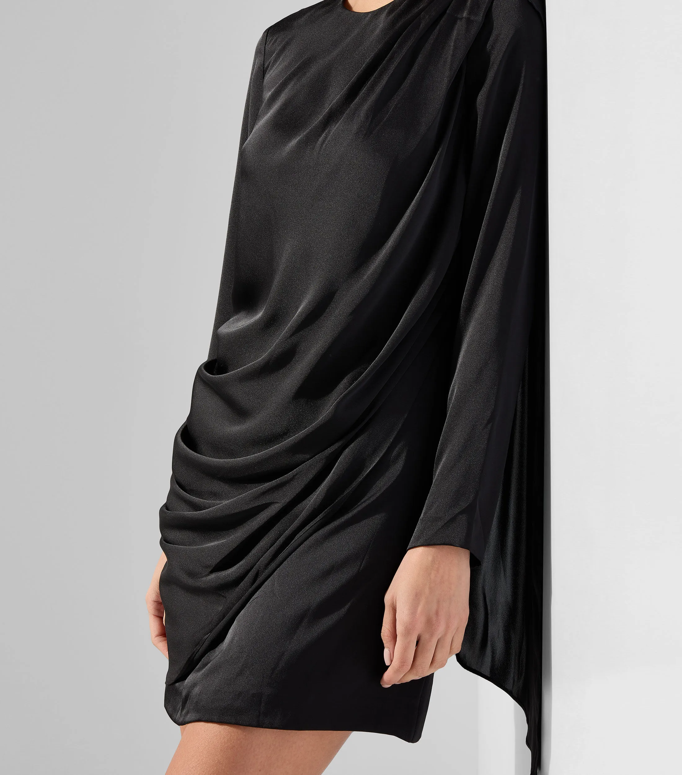 BCBGMAXAZRIA Vestido corto liso de manga larga Mujer