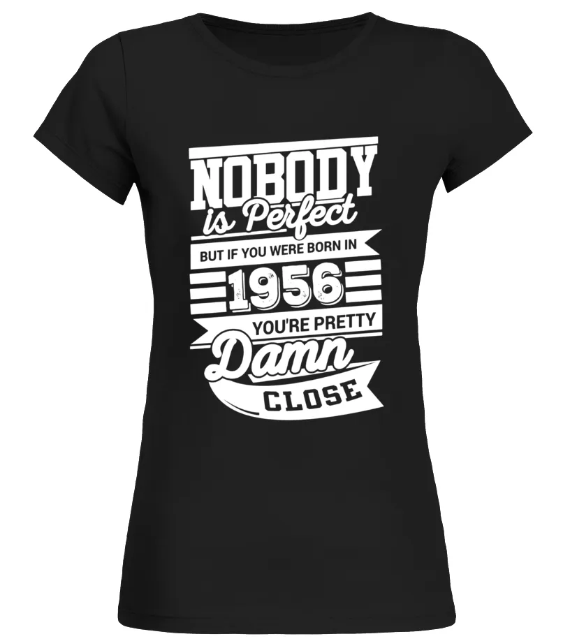 BORN IN 1956 TSHIRT. PERFECT GIFT IDEAS FOR 61ST BIRTHDAY.  LIMITED EDITION CAMISETA CUELLO REDONDO MUJER