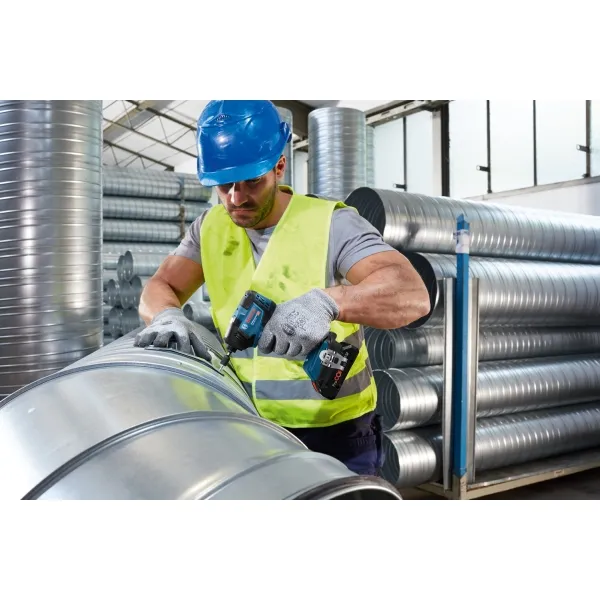 BOSCH  GDR 18V200  ATORNILLADORA CON IMPACTO CON 2 BATERíAS, LIION, 18 V, 4 AH, 200 NM, M6M16, CAJA ESPECIAL