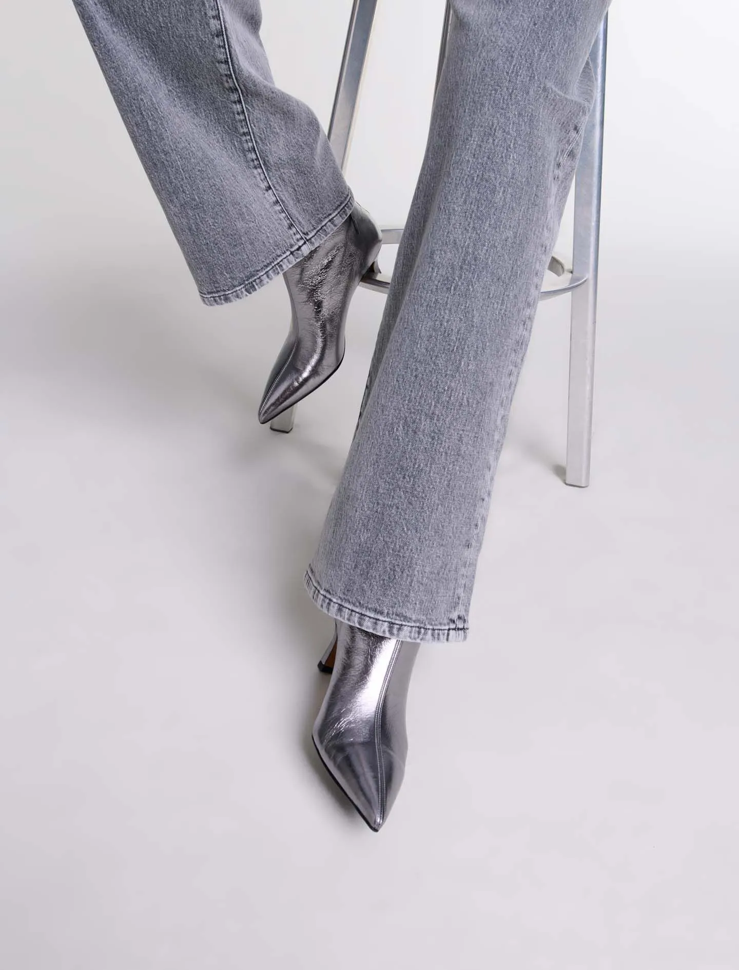 Botines con puntera metalizada