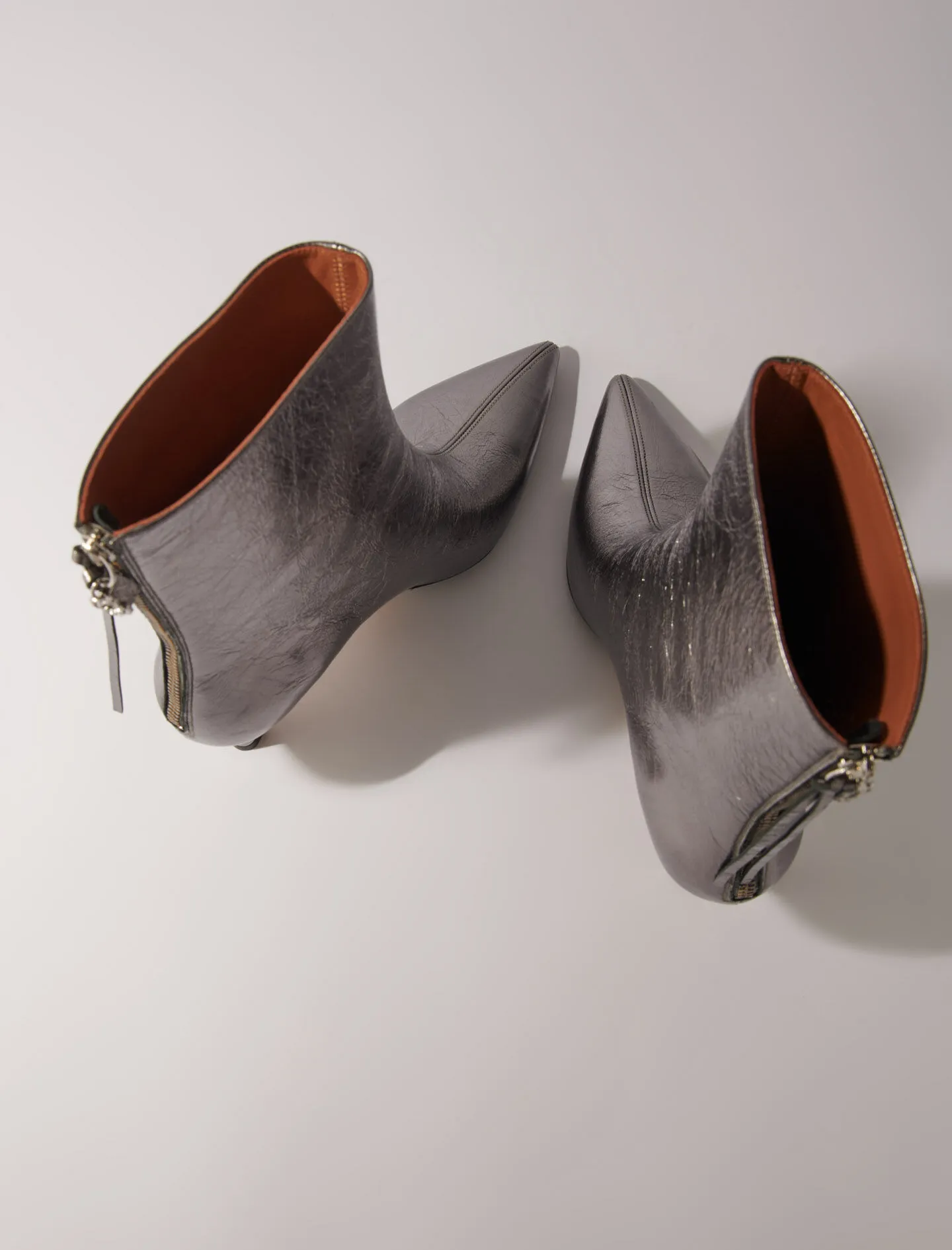 Botines con puntera metalizada