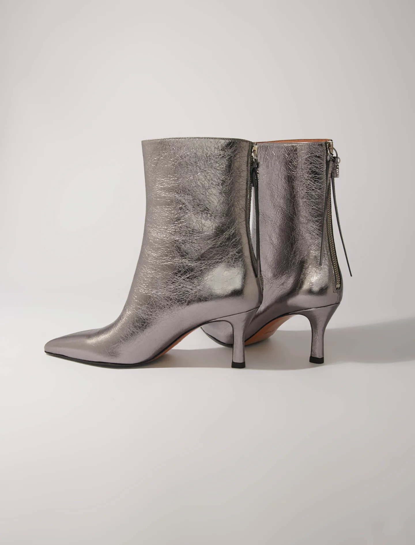 Botines con puntera metalizada