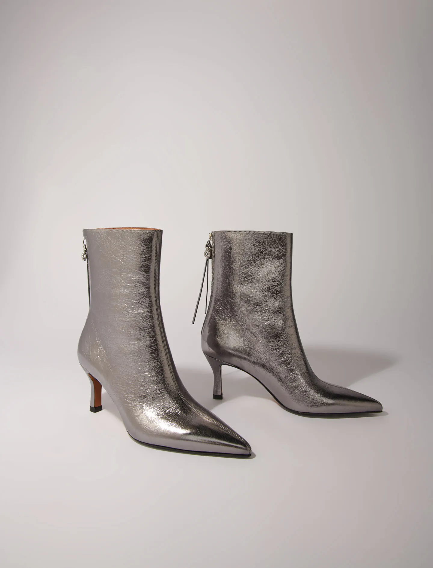 Botines con puntera metalizada