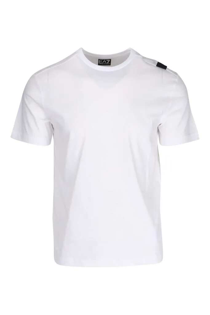 Camiseta blanca con maxilogo plateado detrás