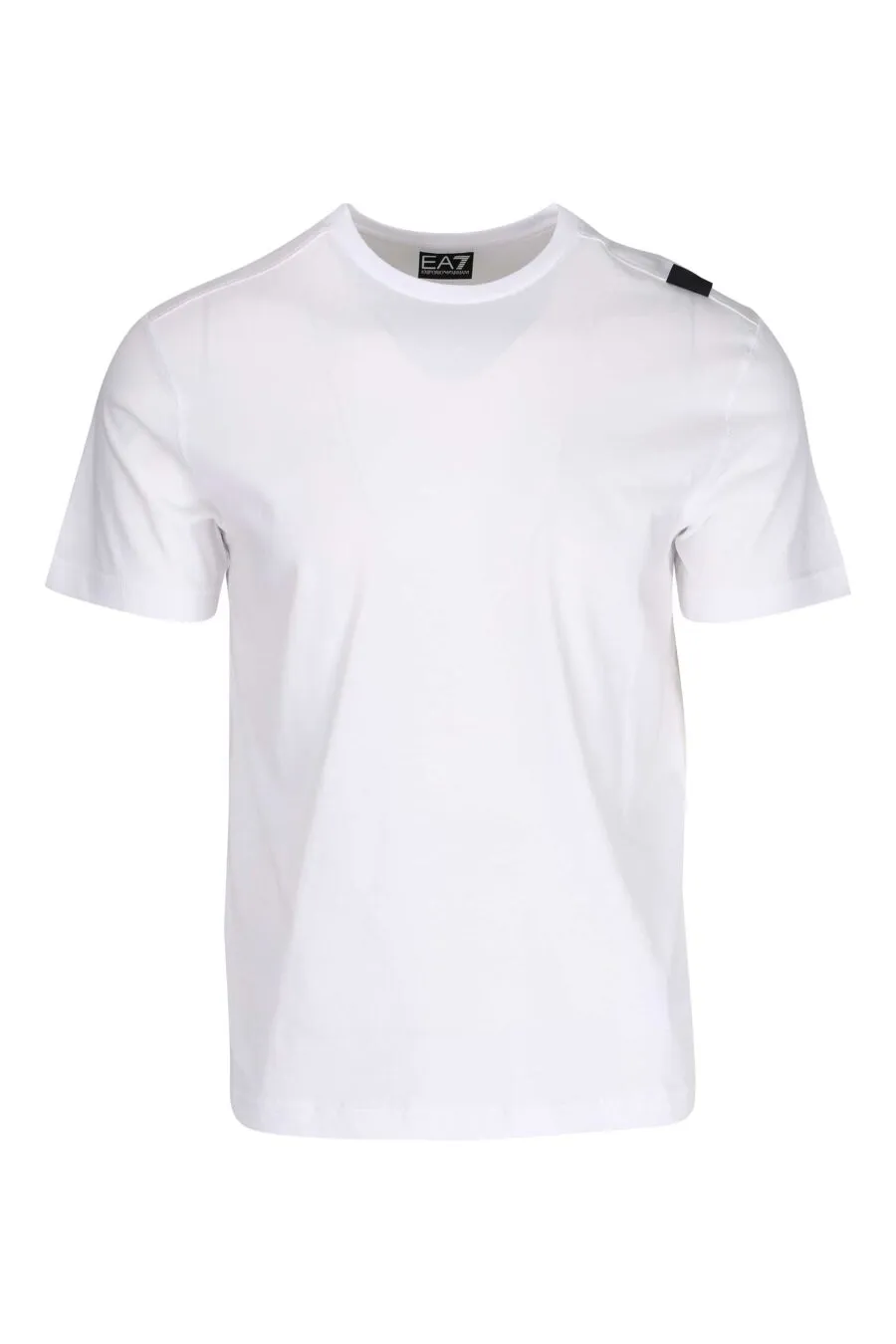 Camiseta blanca con maxilogo plateado detrás