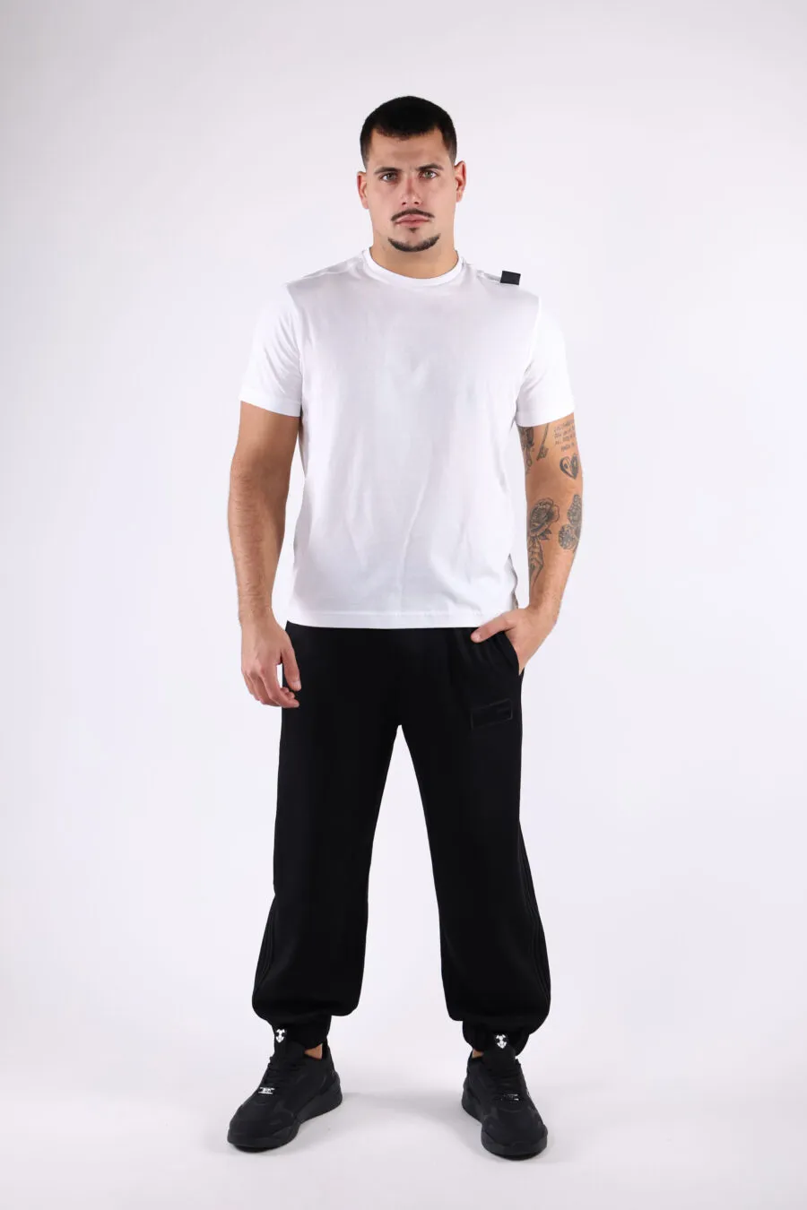 Camiseta blanca con maxilogo plateado detrás