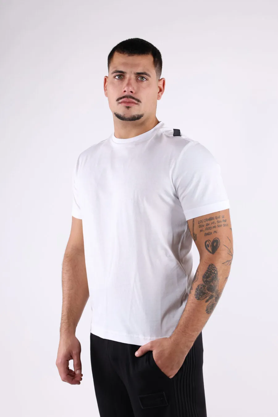 Camiseta blanca con maxilogo plateado detrás