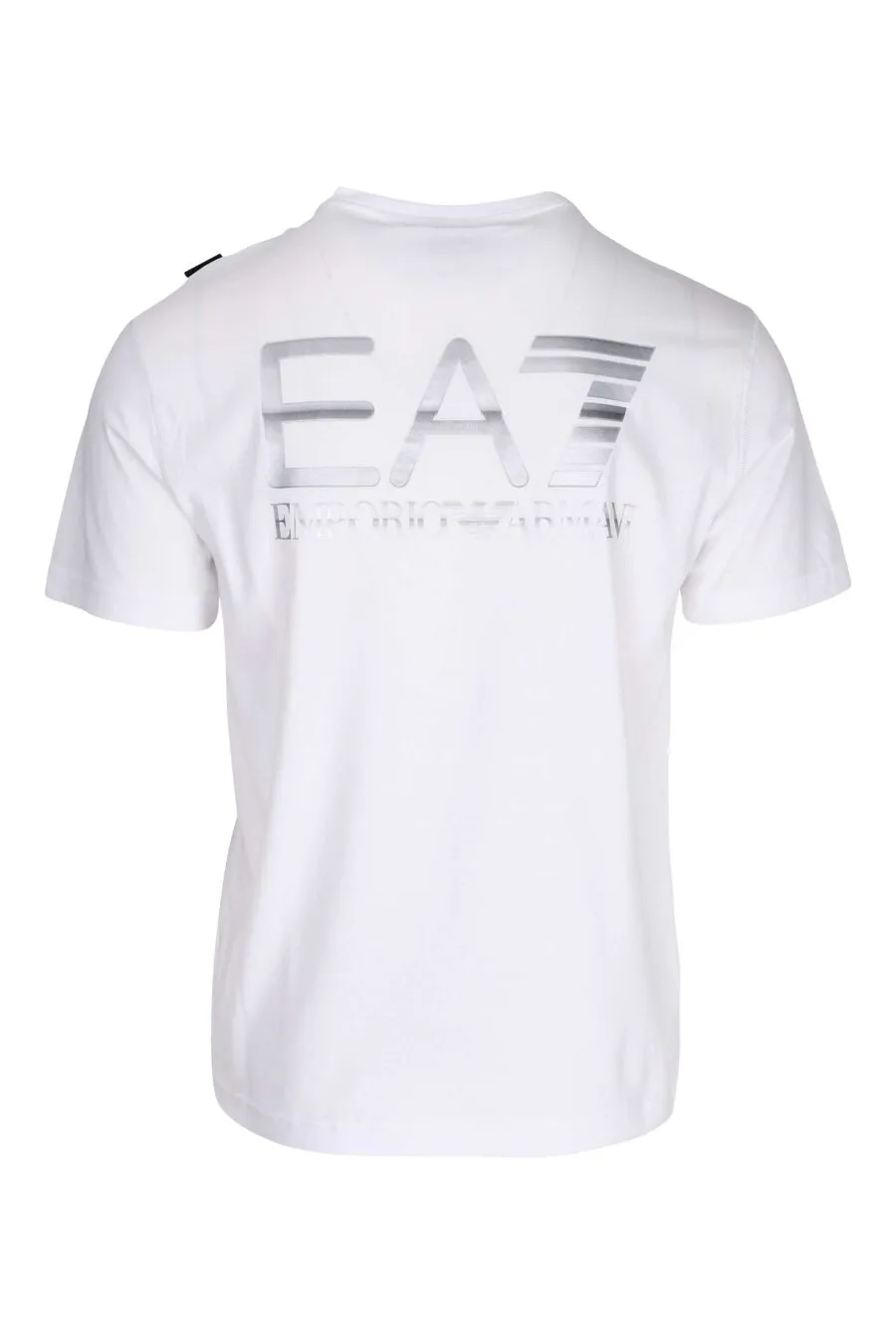 Camiseta blanca con maxilogo plateado detrás