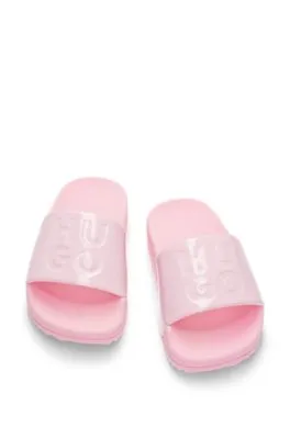 Chanclas de efecto brillante para niños con logo apilado