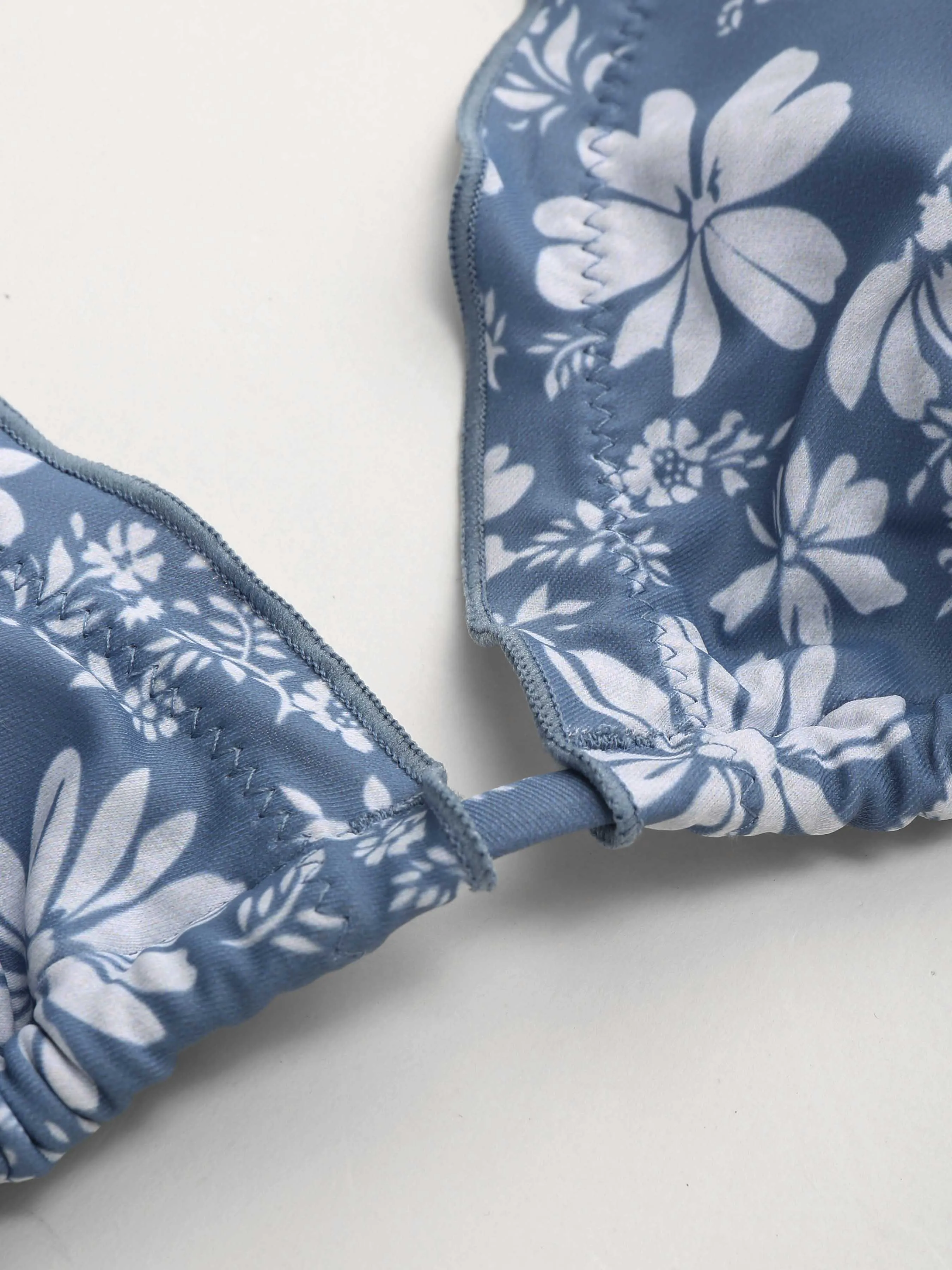 Conjunto de Bikini con Volantes y Estampado Floral para Vacaciones en la Playa de Santorini