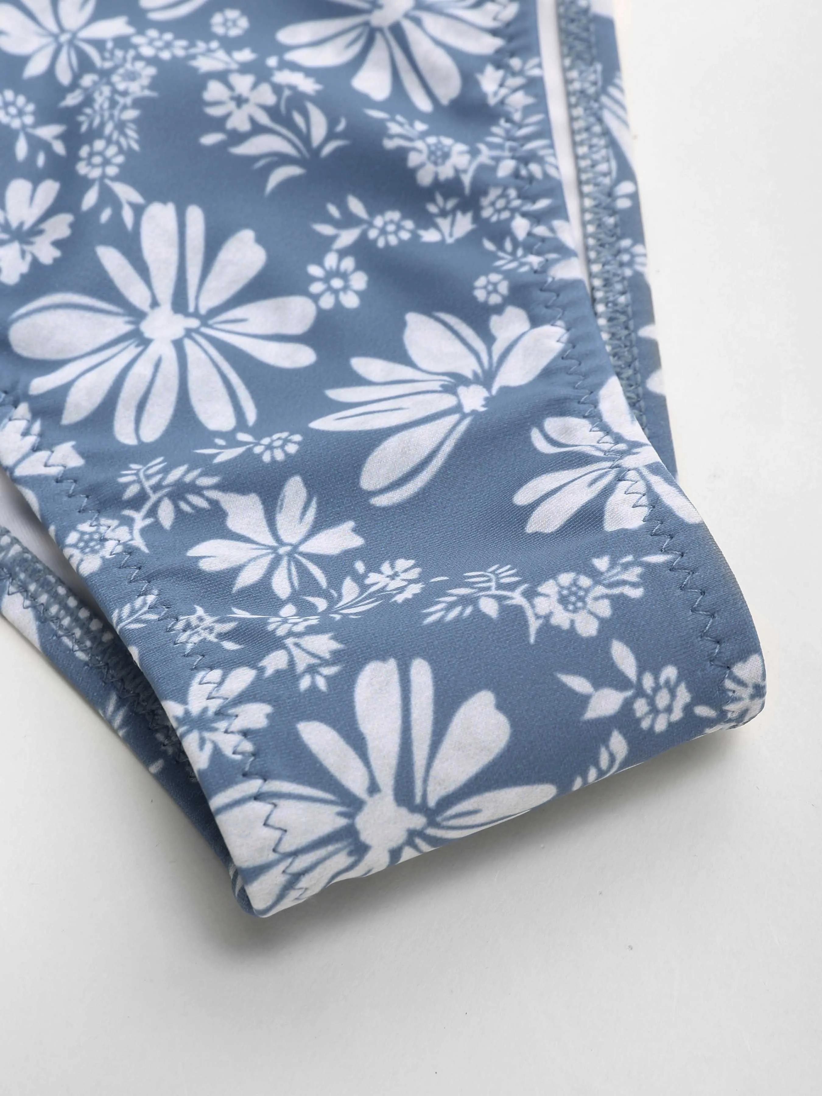 Conjunto de Bikini con Volantes y Estampado Floral para Vacaciones en la Playa de Santorini