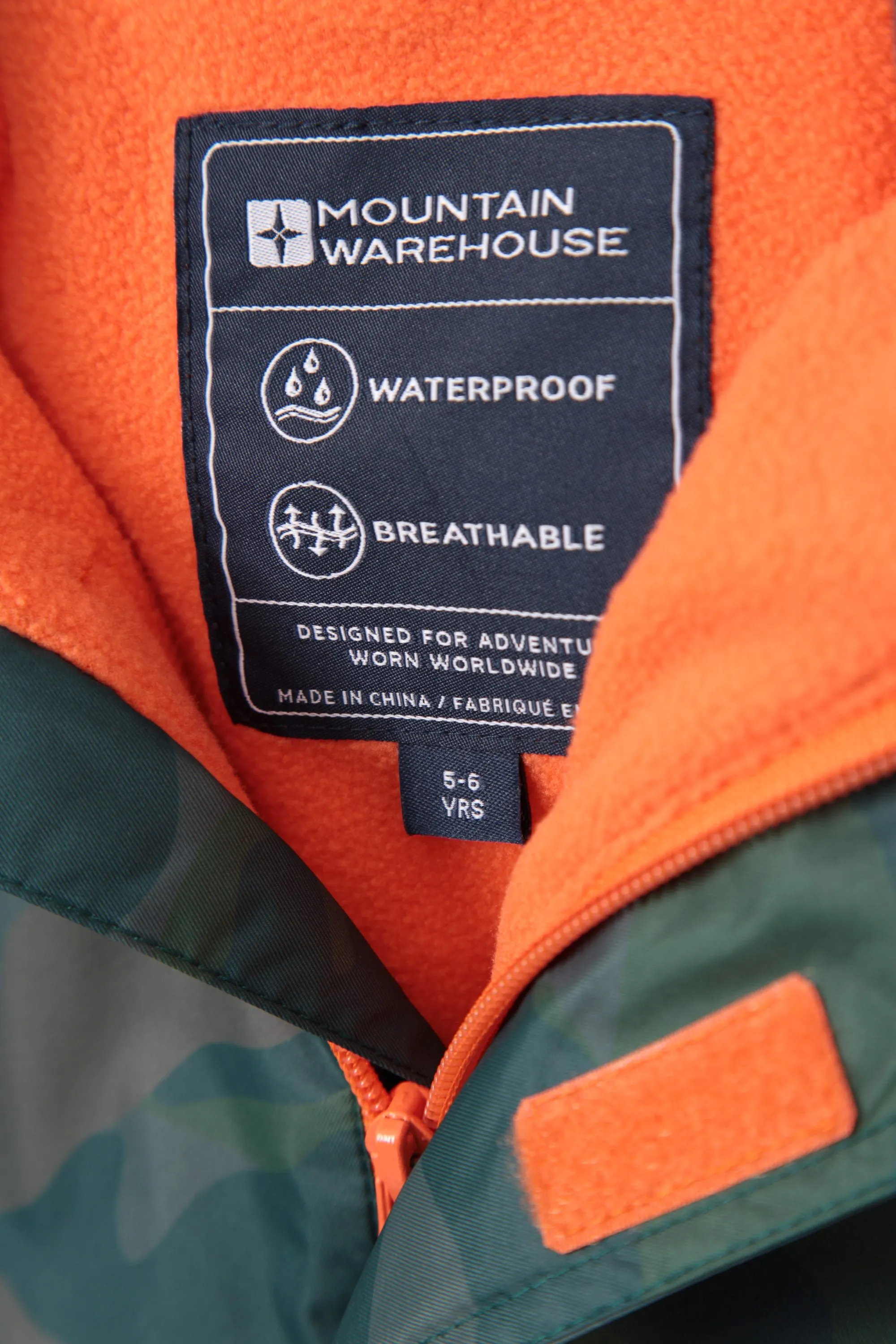 Conjunto impermeable infantil con estampado