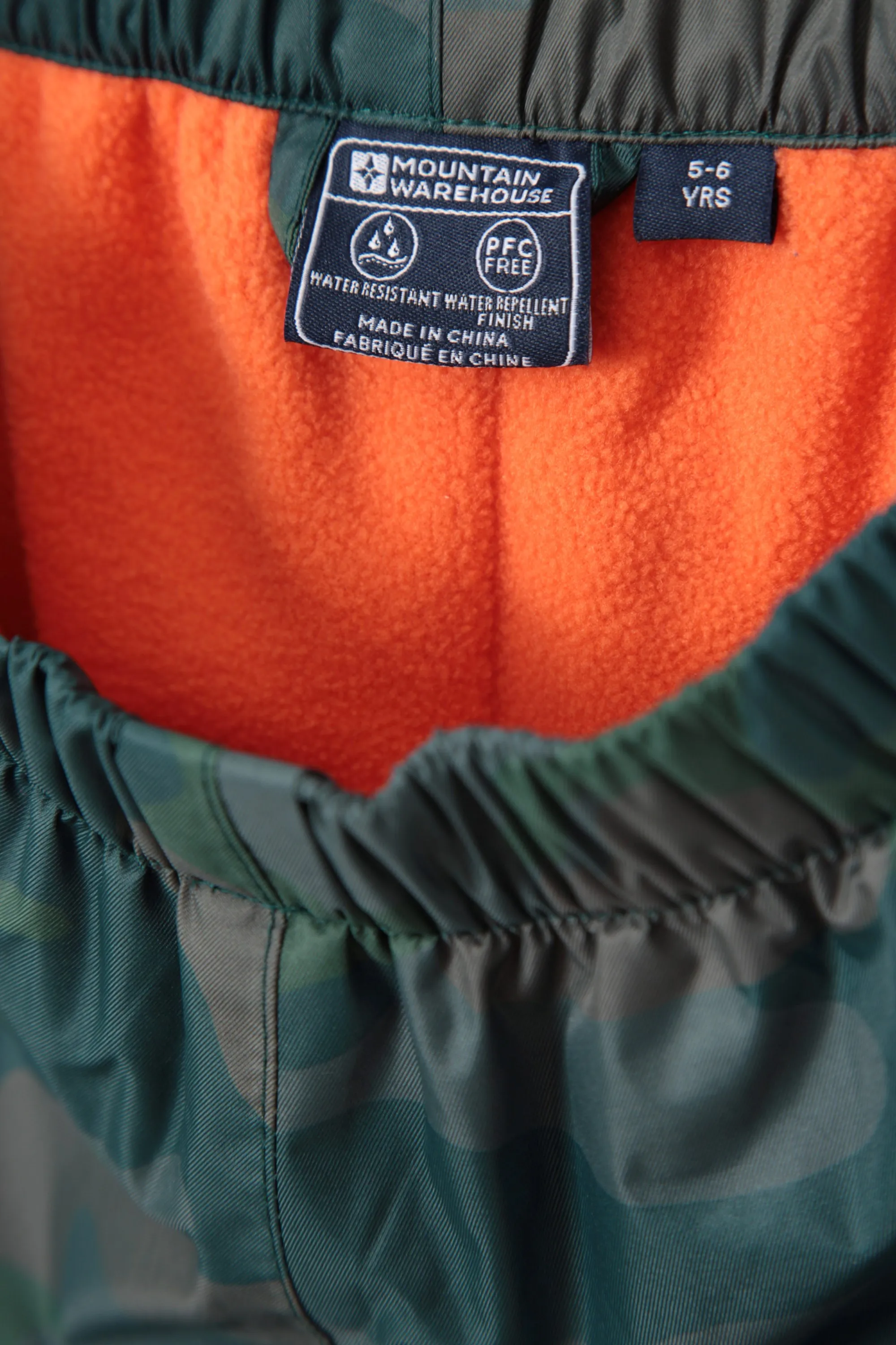Conjunto impermeable infantil con estampado