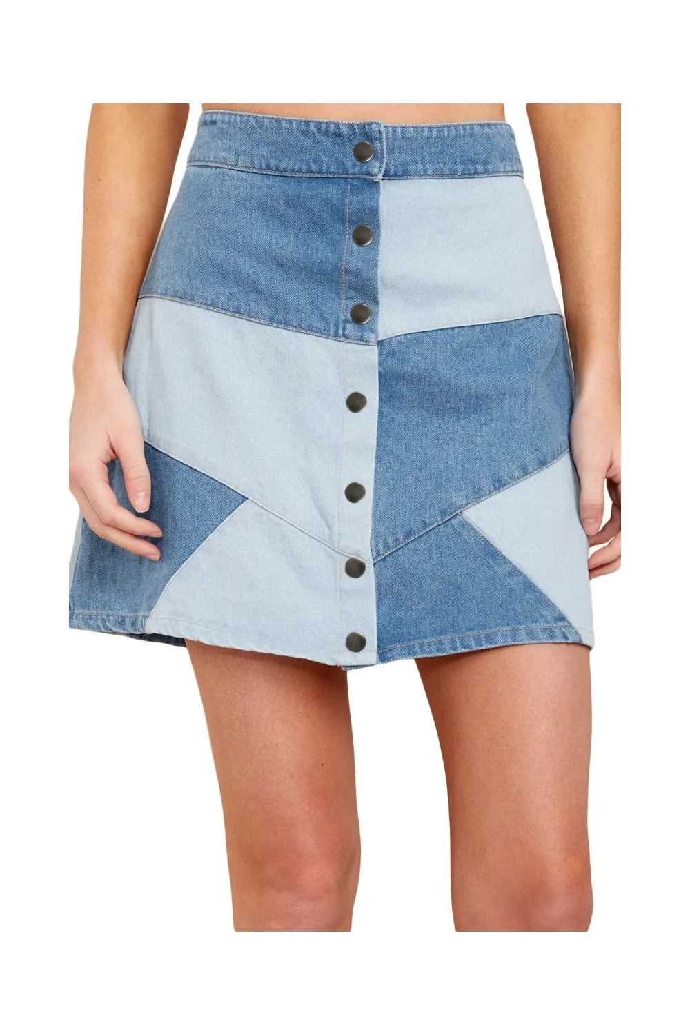 Falda corta de mezclilla con patchwork