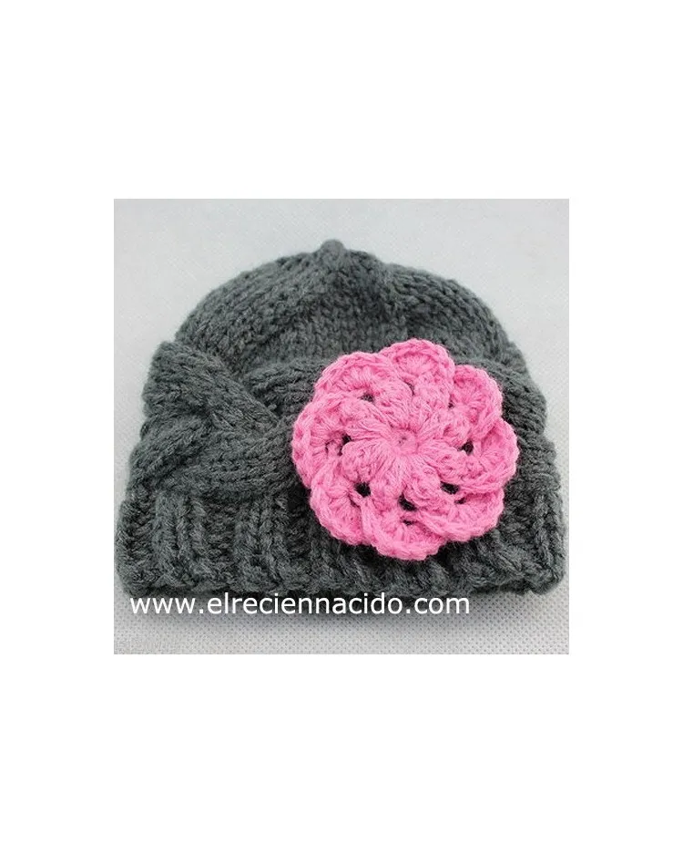 Gorrito gris para bebé hecho a mano con flor rosa