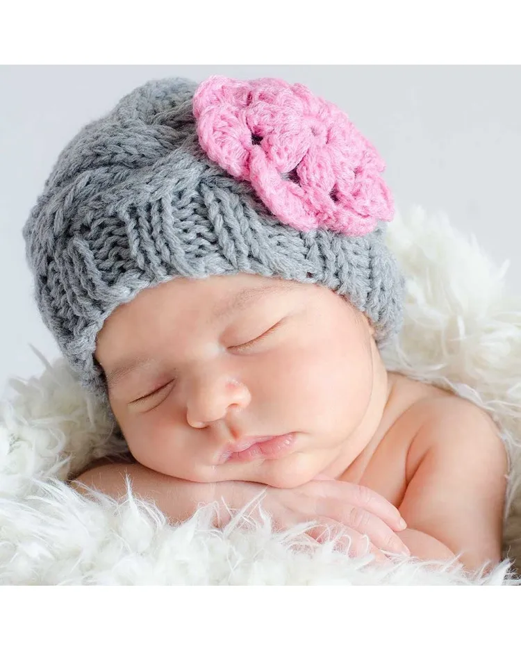 Gorrito gris para bebé hecho a mano con flor rosa