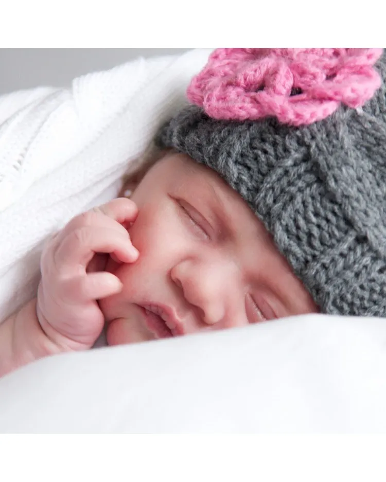 Gorrito gris para bebé hecho a mano con flor rosa