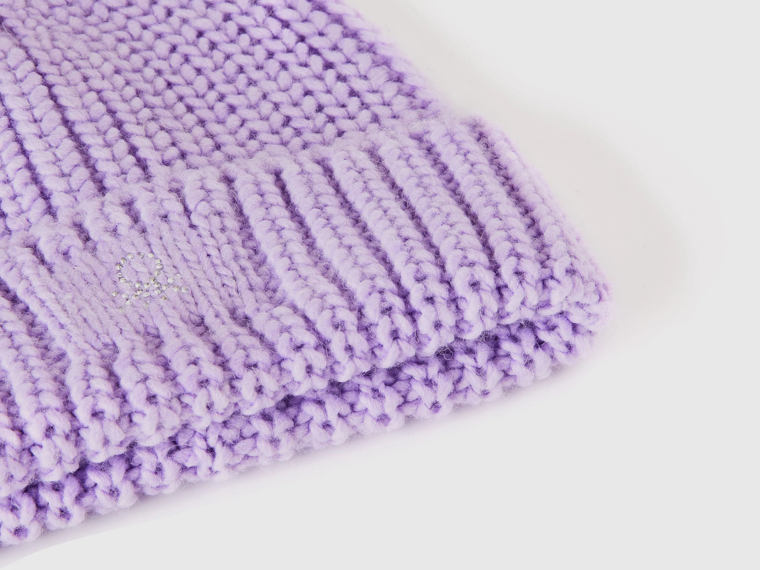 Gorro con logotipo de strass