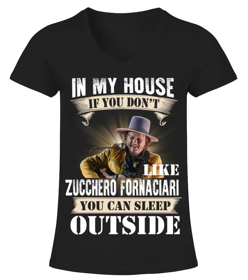 IN MY HOUSE IF YOU DON'T LIKE ZUCCHERO FORNACIARI YOU CAN SLEEP OUTSIDE Camiseta cuello pico Mujer