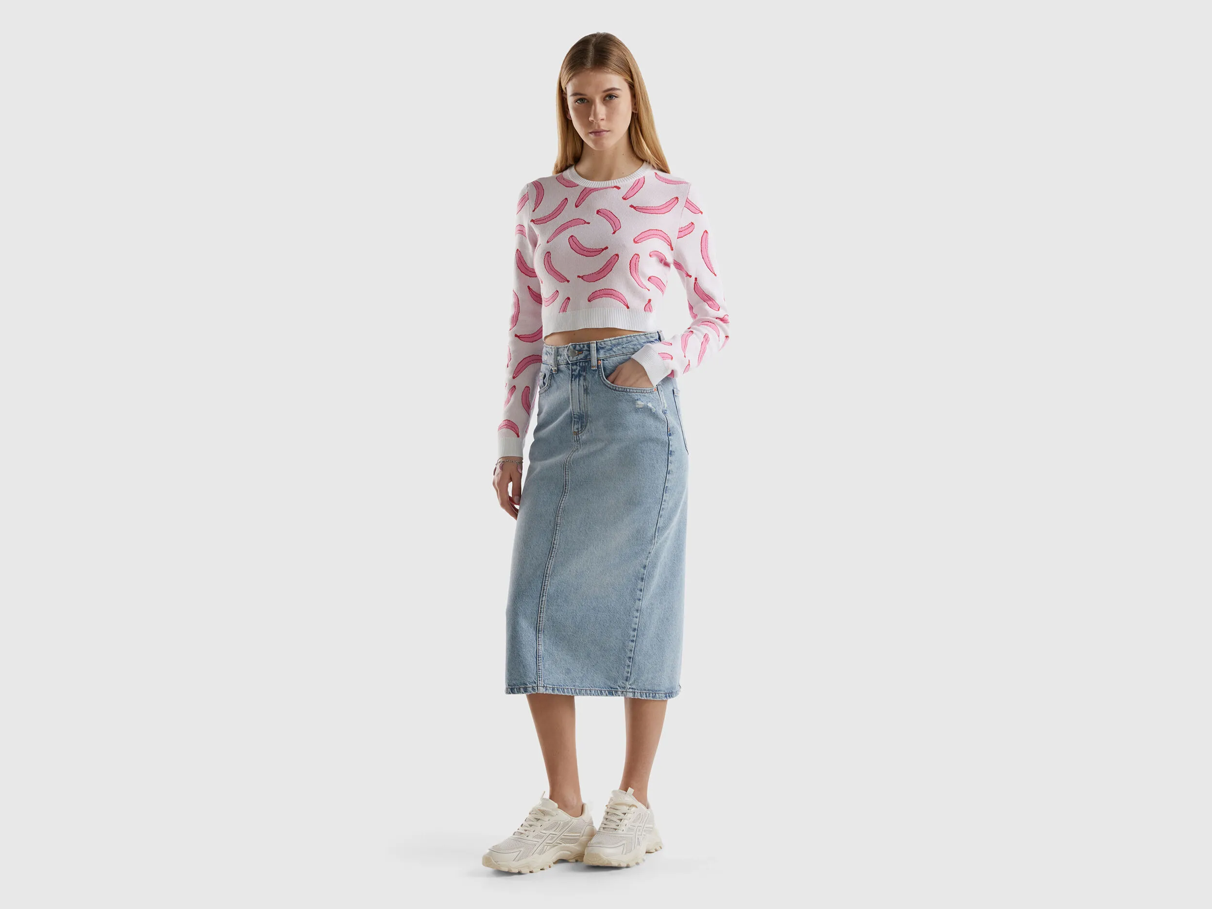 Jersey cropped rosa claro con estampado de plátanos
