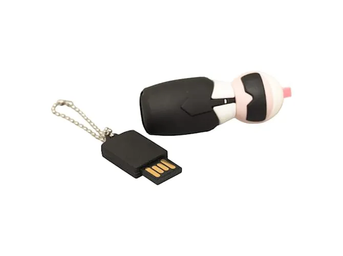 Llavero USB Fendi Karl Lagerfeld en goma negra y blanca en muy buen estado Negro 