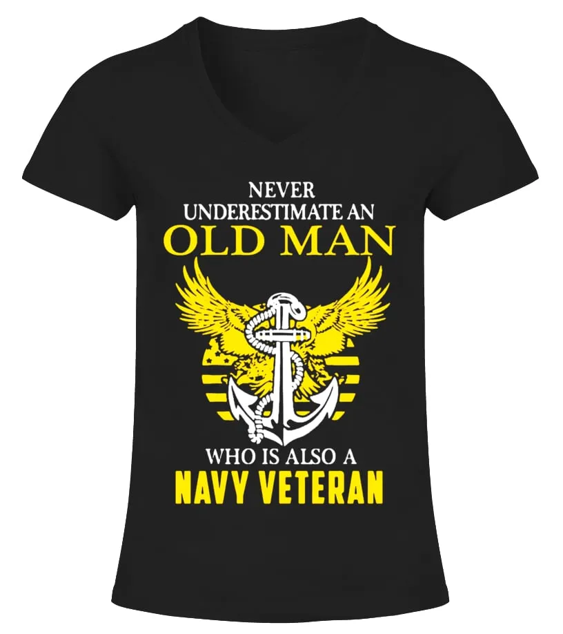 NEVER UNDERESTIMATE AN OLD MAN WHO IS ALSO A NAVY VETERAN  LIMITED EDITION CAMISETA CUELLO PICO MUJER