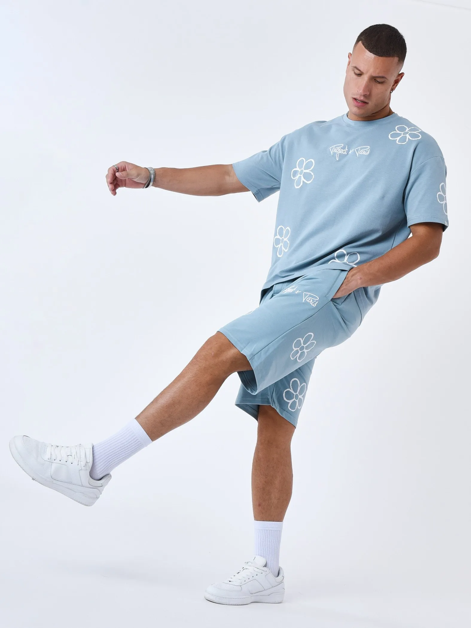 Pantalón corto con diseño floral