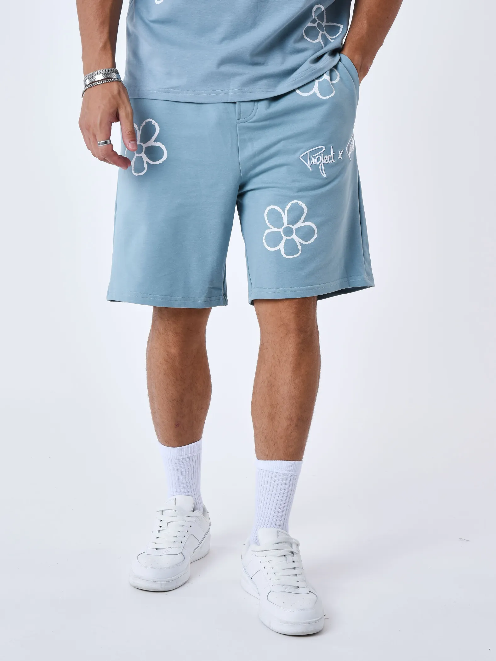 Pantalón corto con diseño floral