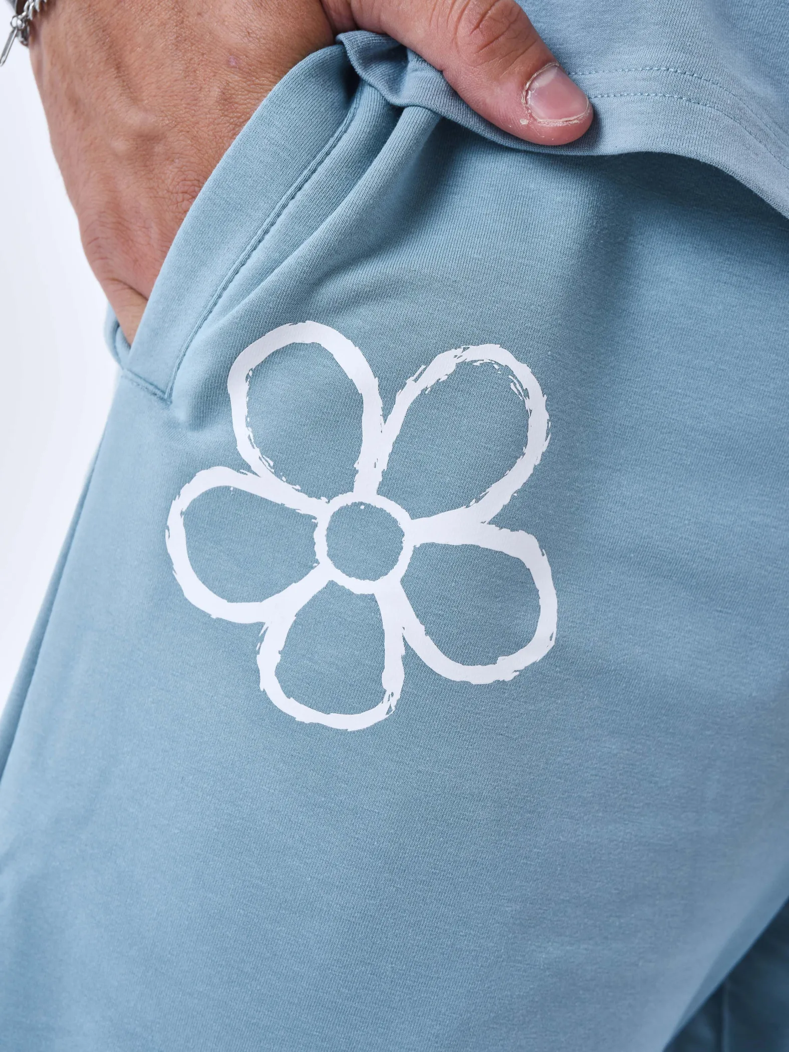 Pantalón corto con diseño floral