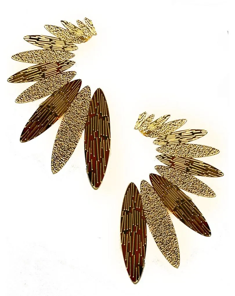 PENDIENTES DORADOS DISEÑO ELEGANTE MUY FAVORECEDOR