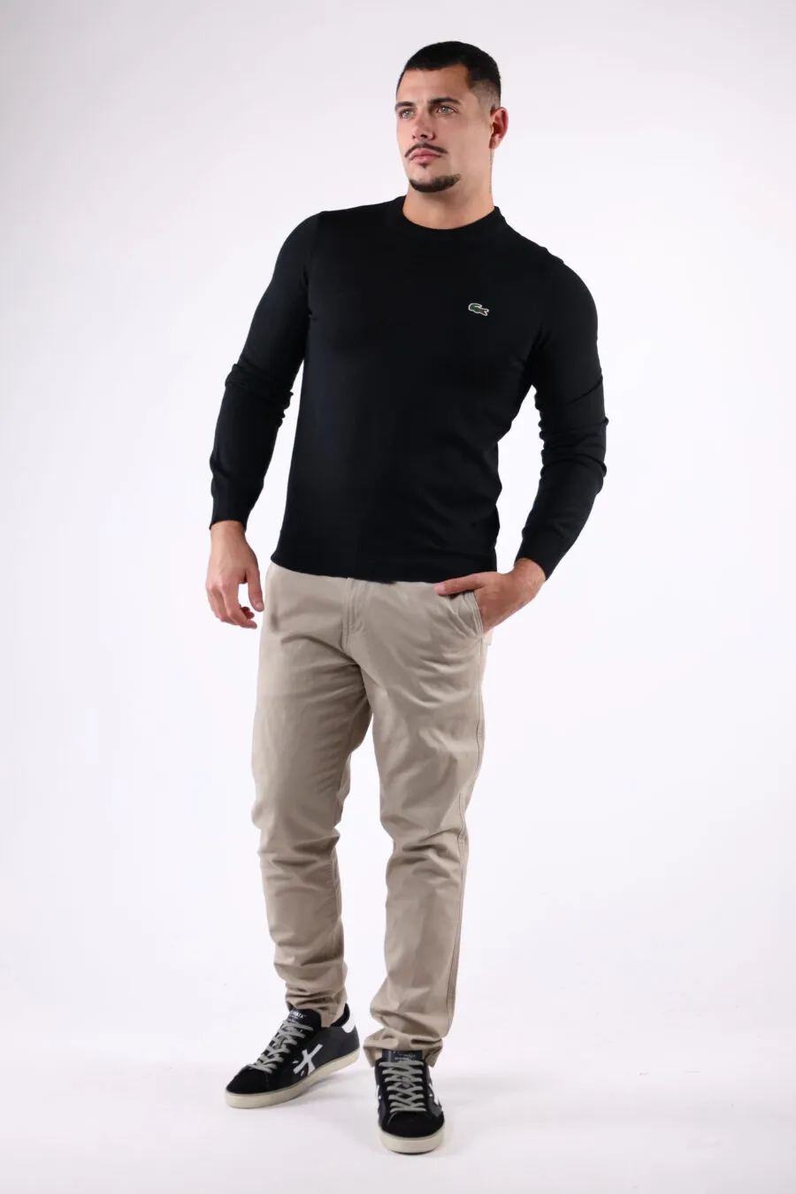 Sudadera negra con minilogo 