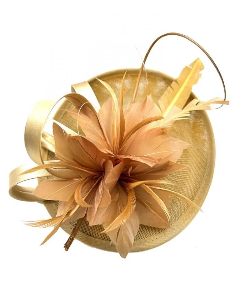 TOCADOS DORADOS CON DISEÑO ELEGANTE DE PLUMAS PARA BODAS