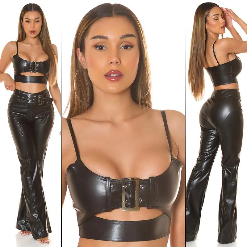 Top corto negro con hebilla en polipiel