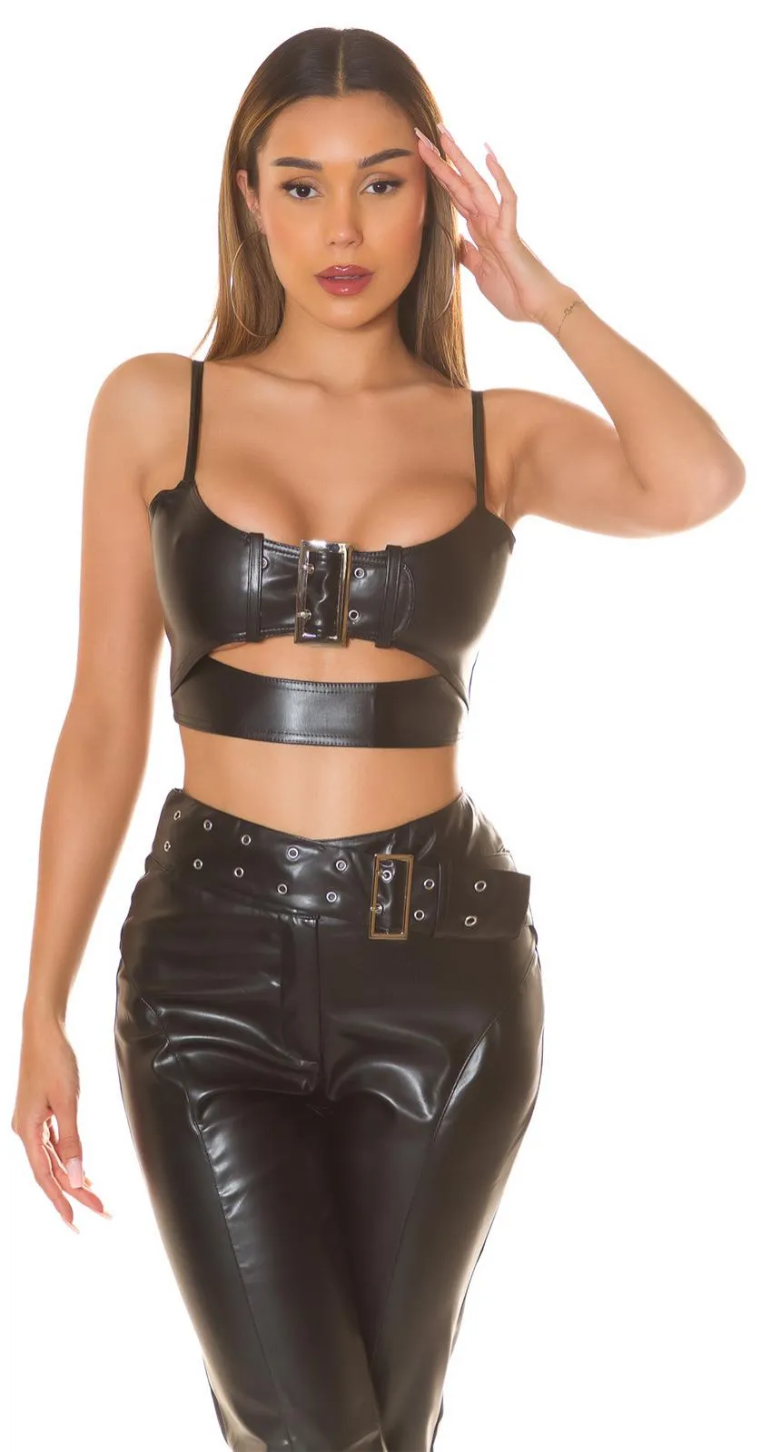 Top corto negro con hebilla en polipiel