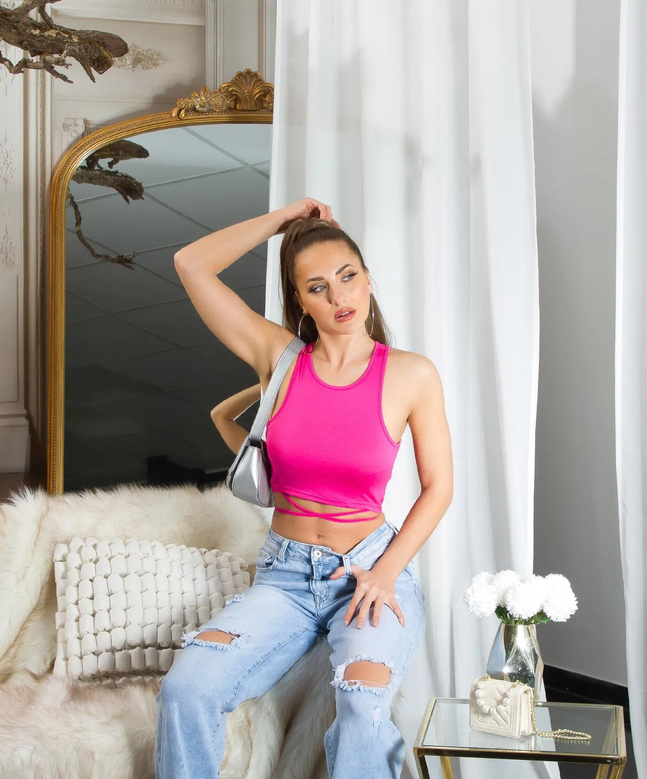 Top rosa corto con cintas decorativas