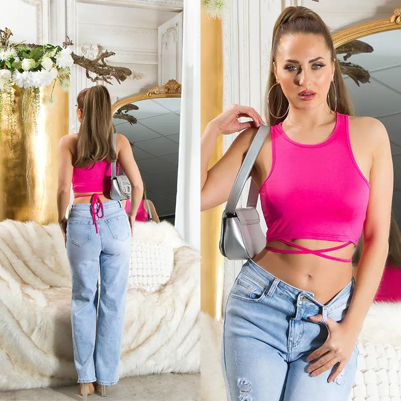 Top rosa corto con cintas decorativas