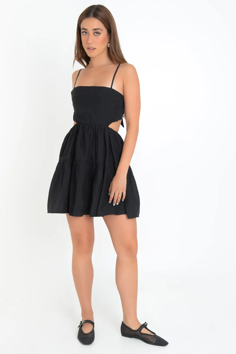 Vestido corto escote recto cut out en cintura