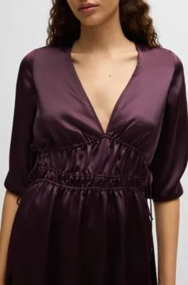 Vestido de satén con escote en pico y detalles fruncidos en la cintura