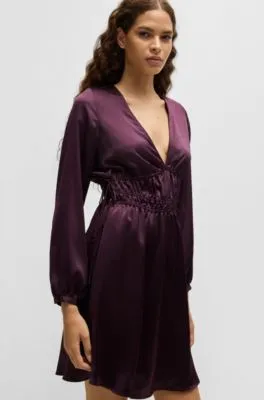 Vestido de satén con escote en pico y detalles fruncidos en la cintura