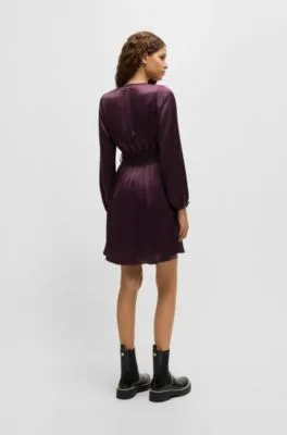 Vestido de satén con escote en pico y detalles fruncidos en la cintura