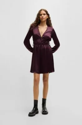 Vestido de satén con escote en pico y detalles fruncidos en la cintura