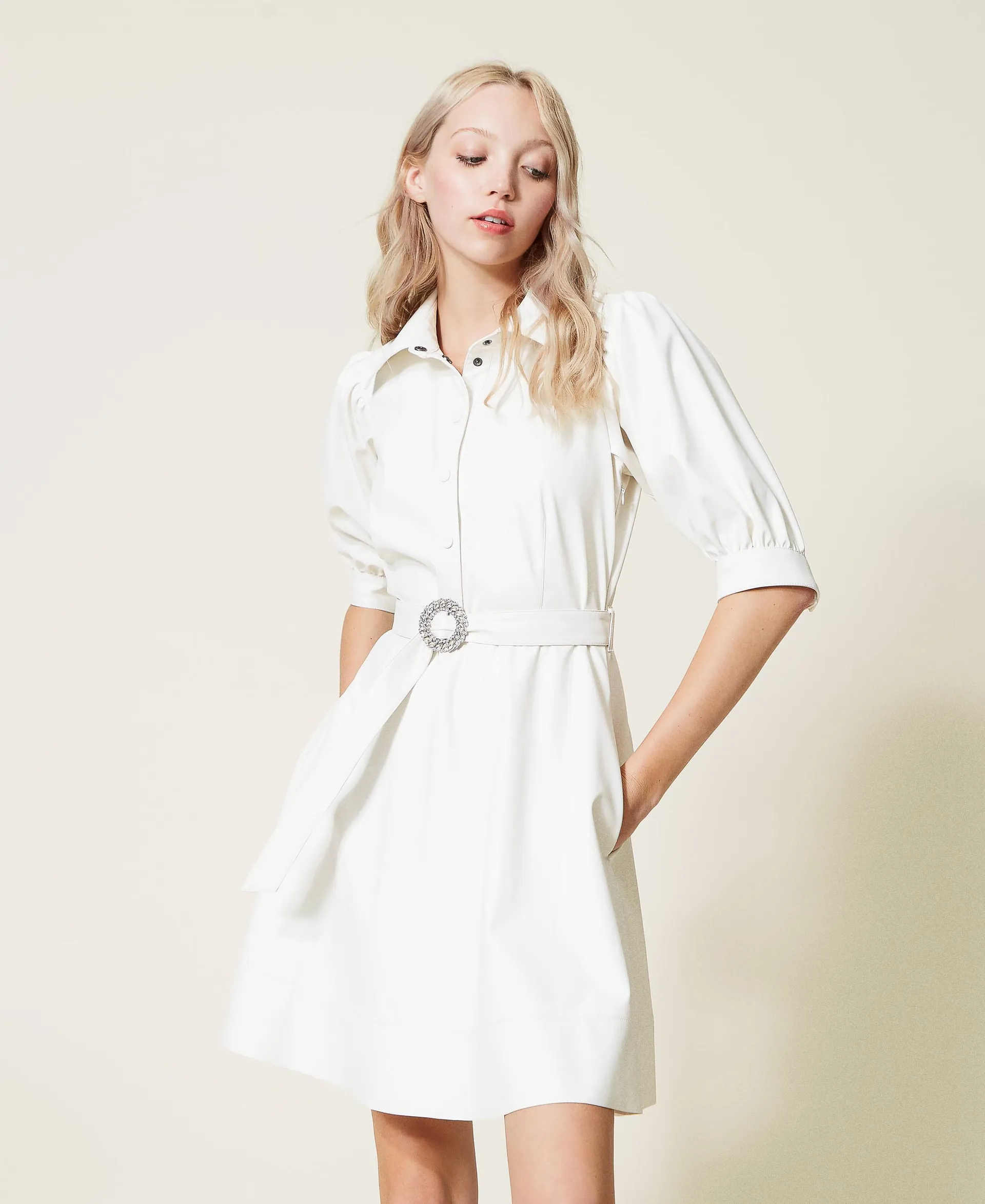 Vestido efecto piel con cinturón