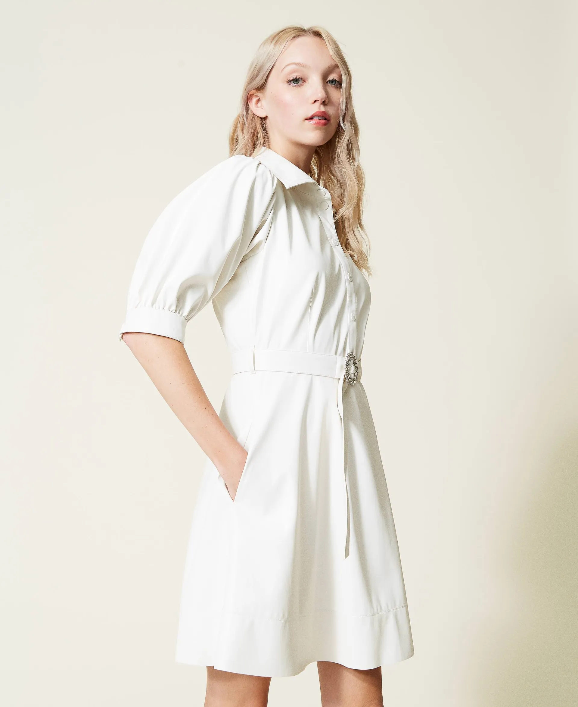 Vestido efecto piel con cinturón